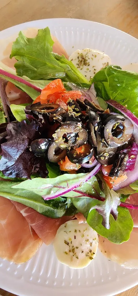 Mixed Salad with Prosciutto and Mozzarella